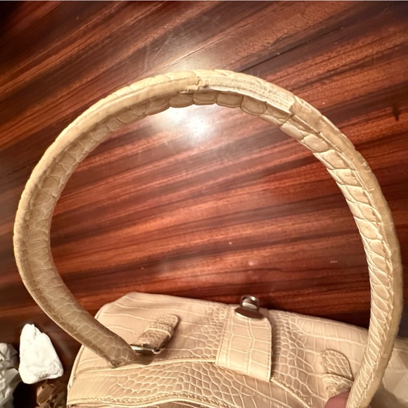 LIZ CLAIBORNE Cream Croc Embossed Faux Leather Top Handle Bag East-West - Picture 13 of 16